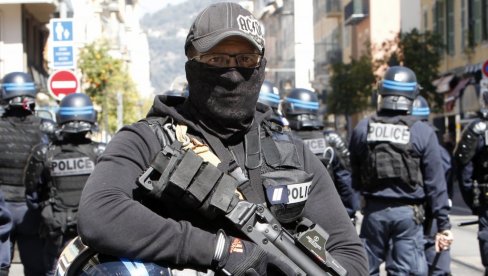 DRAMA U FRANCUSKOJ: Naoružan napao policiju - uzvikivao Alahu akbar