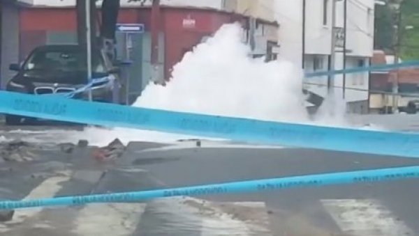 ГЕЈЗИР У БЕОГРАДУ: Пукао асфалт у Грчића Миленка -  вода шикља на све стране (ФОТО)
