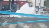 GEJZIR U BEOGRADU: Pukao asfalt u Grčića Milenka -  voda šiklja na sve strane (FOTO)