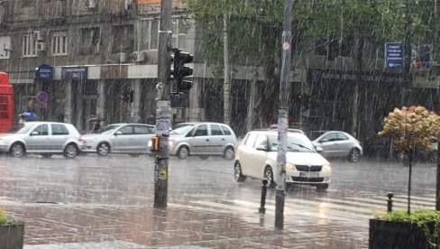 УПОЗОРЕЊЕ ЗА ВОЗАЧЕ: Опрез у вожњи због кише и смањене видљивости