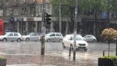 NEVREME STIGLO U BEOGRAD: Sastavili se nebo i zemlja, olujni vetar, kiša i grmljavina ne prestaju, ulice pune vode! (VIDEO)