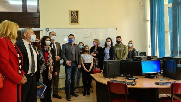 ПОДСТИЦАЈ ЗА УЧЕНИКЕ: Министар Бранко Ружић уручио 30 рачунара економској школи у Зрењанину