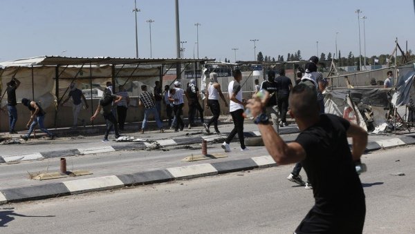 ИЗРАЕЛСКИ ВОЈНИЦИ УБИЛИ ПАЛЕСТИНЦА: Пуцали у младића од 16 година због камена у руци