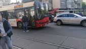 DETALJI INCIDENTA NA AUTOBUSKOM STAJALIŠTU U POŽEŠKOJ ULICI: Udarao kontrolora šakama u glavu, pa pobegao
