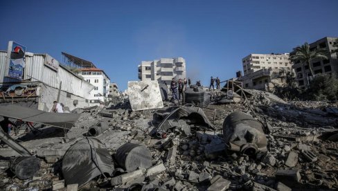 ЧУДО У ГАЗИ: Беба извучена жива испод рушевина троспратнице, породица страдала у израелском нападу (ФОТО/ВИДЕО)