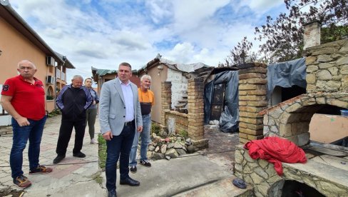 U MUCI NISU SAMI: Zrenjanin obezbedio građevinski materijal za porodicu kojoj je kuća izgorela u požaru (FOTO)