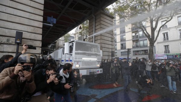 ВОДЕНИ ТОПОВИ, ДИМНЕ БОМБЕ И СУКОБИ СА ПОЛИЦИЈОМ: Хаос у Паризу на скупу подршке Палестини (ФОТО+ВИДЕО)