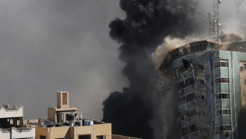 UZNEMIRUJUĆI SNIMAK IZ GAZE: Zgrada u kojoj su bili mediji pada kao kula od karata (FOTO/VIDEO)