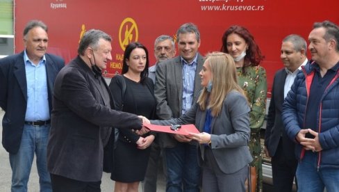 DOBILI KAMION ZA OBUKU ĐAKA: Vredna donacija Prvoj tehničkoj školi u Kruševcu posle 30 godina rentiranja vozila
