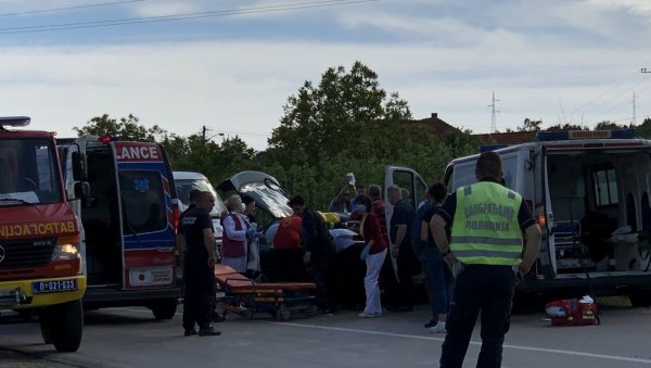 ПРВЕ ФОТОГРАФИЈЕ САОБРАЋАЈНЕ НЕСРЕЋЕ КОД СВРЉИГА: Погинуо пацијент у санитету Хитне, ватрогасци једва извукли повређене