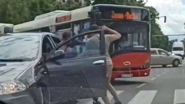 БРУТАЛНА ТУЧА НА УЛИЦИ: Срамота у Београду - блокирали саобраћај, изашли из кола па се обрачунали (ВИДЕО)