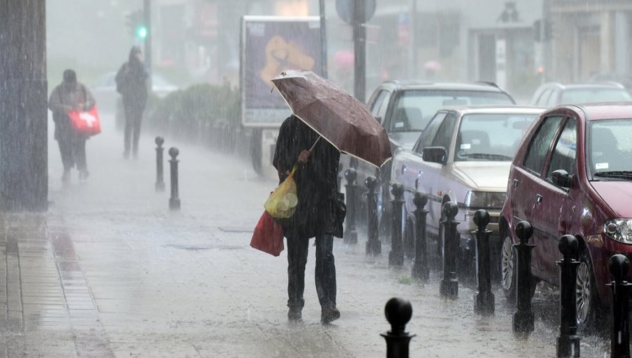 NOVO UPOZORENjE RHMZ: Upaljen žuti meteo alarm, u ovom delu Srbije se očekuju pljuskovi sa grmljavinom (FOTO)