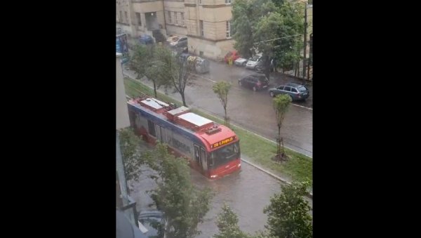 НЕВЕРОВАТАН СНИМАК ИЗ БЕОГРАДА: Потпуно потопљен пут у престоници, тролејбус пловио улицом! (ВИДЕО)