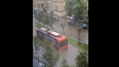 NEVEROVATAN SNIMAK IZ BEOGRADA: Potpuno potopljen put u prestonici, trolejbus plovio ulicom! (VIDEO)