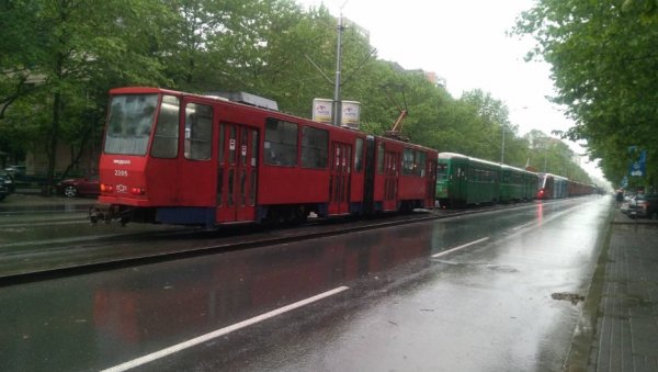 ВОДА НАНЕЛА ПЕСАК У ШИНЕ: У Београду стоје трамваји 2, 5 и 10