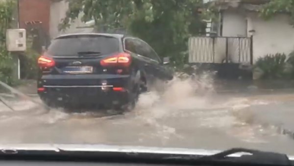 ПОТОП - БЕОГРАД ПОД ПЉУСКОМ: Невероватни призори из престонице, аутомобили се пробијају кроз воду (ВИДЕО)