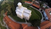 VERNICI SE UŽELELI DEČANA, VEĆ DOŠLI GOSTI IZ ŠPANIJE: Srpska svetinja ponovo otvorena za posetioce, u poseti i Albanci (FOTO)