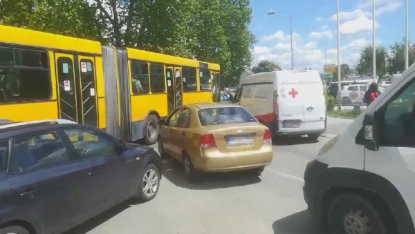 КОЛАПС У ЗЕМУНУ: Велике гужве и застој, народ излази из аутобуса и пешачи друмом! (ВИДЕО)