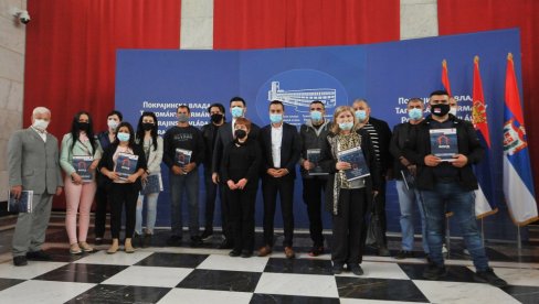 KUĆA VIŠE NIJE SAN: U Novom Sadu stambeno pitanje rešilo 15 izbegličkih i raseljenih porodica (FOTO)