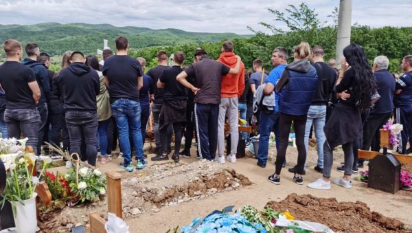 СУЗЕ И МУК НА ГРОБЉУ У АЛЕКСИНЦУ: Сахрањен Алекса Стојменовић (26) који је преминуо након кобне туче на рођендану (ФОТО)