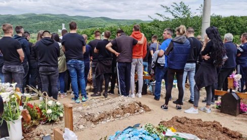 SUZE I MUK NA GROBLJU U ALEKSINCU: Sahranjen Aleksa Stojmenović (26) koji je preminuo nakon kobne tuče na rođendanu (FOTO)