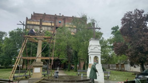 СВЕТИ КРСТ И СВЕТО ТРОЈСТВО У НОВОМ РУХУ: Почела обнова споменика у центру Бачке Тополе
