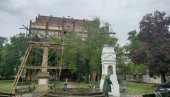 СВЕТИ КРСТ И СВЕТО ТРОЈСТВО У НОВОМ РУХУ: Почела обнова споменика у центру Бачке Тополе
