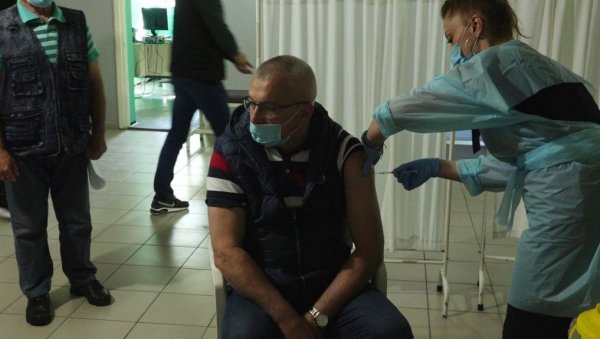 ПОСЛАНИК КАО ПРИМЕР: У Црвенки и Сивцу за викенд вакцинисано шест одсто грађана