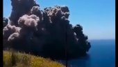 НОВА ЕРУПЦИЈА ВУЛКАНА СТРОМБОЛИ: Снажне експлозије и густ, црни дим (ВИДЕО)