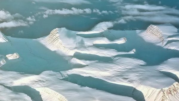 НАЈВЕЋИ ГЛЕЧЕР НА СВЕТУ СЕ ОДЛОМИО: Одвојен од Антарктика, сада плута Веделовим морем (ФОТО)