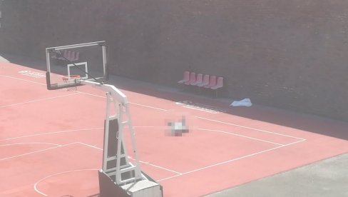 ПРВА ФОТОГРАФИЈА СА МЕСТА НЕСРЕЋЕ: Ужас на Калемегдану - мушкарац лежи на кошаркашком терену