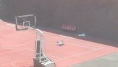 PRVA FOTOGRAFIJA SA MESTA NESREĆE: Užas na Kalemegdanu - muškarac leži na košarkaškom terenu