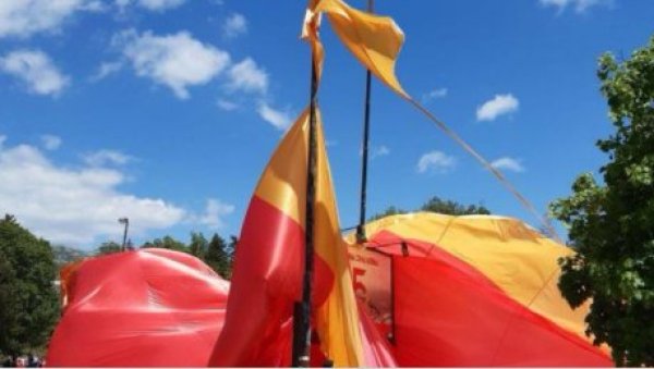 ПЕХ НА ДАН НЕЗАВИСНОСТИ: Поцепала се „највећа црногорска застава“ на Цетињу (ВИДЕО)