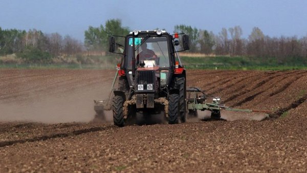 НА СПИСКУ 283 ТРАКТОРА И 1.146 ПРИКЉУЧАКА: Рекордна издвајања за подстицаје за капиталне инвестиције у пољопривреди Српске НА СПИСКУ 283 ТРАКТОРА И 1.146 ПРИКЉУЧАКА: Рекордна издвајања за подстицаје за капиталне инвестиције у пољопривреди Српске