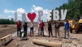 ЧУВАЈУ ЗЕЛЕНУ ОАЗУ: Грађани се окупили у Бари Рева, протест због изградње постројења за прераду отпада (ФОТО)