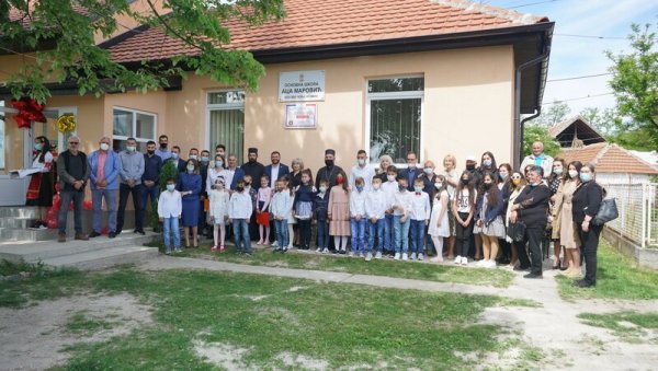 СВЕЧАНО ОТВОРЕНА ШКОЛА У КУЗМИНУ: Хуманитарна организација на челу са Арно Гујоном реновирала образовну установу код Косова Поља