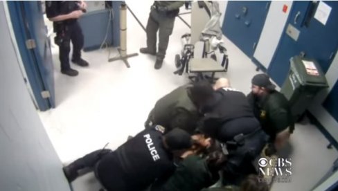 NOVI SLUČAJ BRUTALNOSTI DRMA AMERUKU: Zatvorenik se ugušio dok su policajci klečali na njemu (VIDEO)