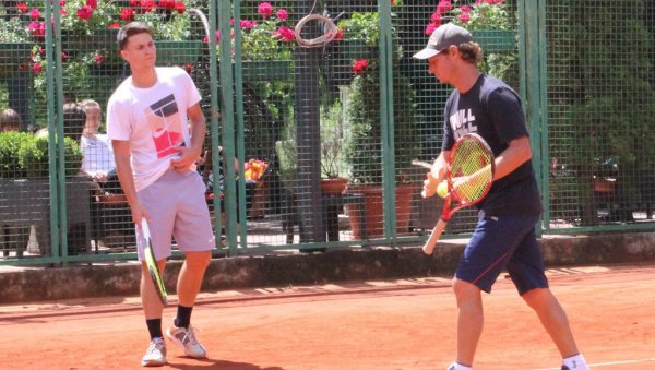 КЕЦМАНОВИЋ ОСТАО БЕЗ ТРЕНЕРА: Српски тенисер раскинуо сарадњу са славним Аргентинцем