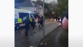 GORELI AUTOMOBILI, POVREĐENI POLICAJCI: Neredi u Svonsiju- građani se sukobili sa milicijom