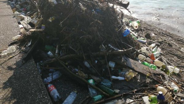 ТЕСТ ЗА ДУНАВ: Специјални брод скупља отпад по Дринском језеру