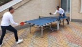 SUBOTNJI MINISTARSKI DERBI: Siniša Mali i Tomislav Momirović odigrali partiju stonog tenisa (FOTO)