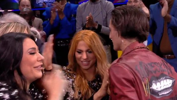 УРАГАНКЕ СЛАВЕ: Ватрене Српкиње прве честитале победнику Евровизије - дотрчале и направиле шоу! (ФОТО)