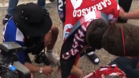 VELIKO SRCE BELGIJSKOG FUDBALERA: Karasako došao do povređenog navijača i poklonio mu dres (VIDEO)