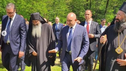 NASTAVLJENA POSETA DIMITROVGRADU: Predsednik Vučić obišao manastir Svetog Jovana Bogoslova (FOTO)