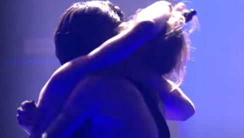 DAMIANO DAVID NE PRESTAJE DA ŠOKIRA: Italijanski predstavnik Evrovizije poljubio gitaristu, ali i bubnjara na sceni! (FOTO)