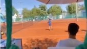 СТЕФАН БОЉИ ОД НОВАКА Ђоковићев наследник игра тенис, а отац га поносно бодри са клупе (ВИДЕО)