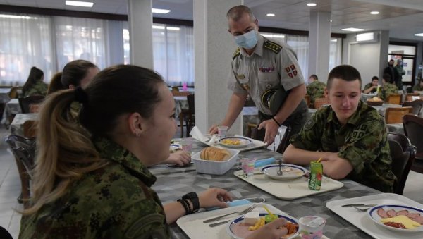БИЋЕ ДОПУЊЕНЕ СВЕ НАШЕ РЕЗЕРВЕ: Председник Вучић - Тражио сам да се обавезне залихе хране за војску повећају на месец дана