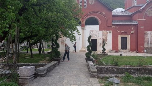 DVERI PATRIJARŠIJE OTVORENE ZA VERNIKE: Srpsku svetinju kod Peći, posle ublažavanja epidemioloških mera, pohodi sve više posetilaca iz zemlje