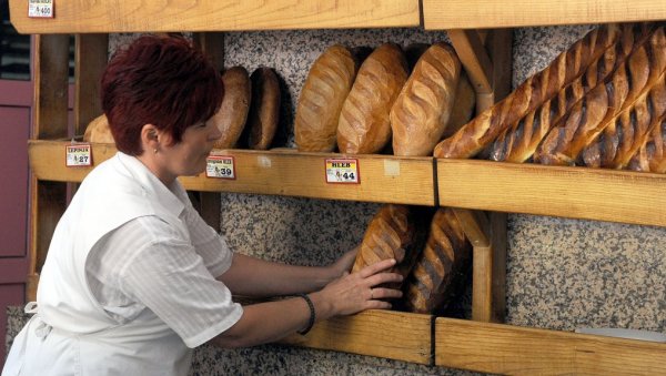 ВЕКНА ОСТАЈЕ 50 ЦЕНТИ: Министарство финансија, пекари и трговци постигли договор о ограничењу цене хлеба