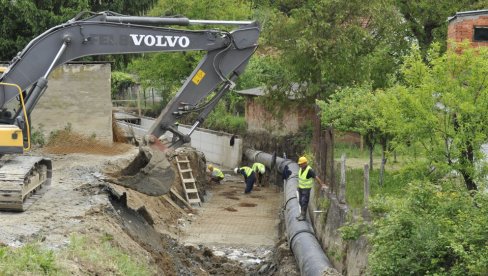 KIJEVSKI  POTOK NEĆE  PLAVITI  RAKOVICU: Nastavljen posao na regulaciji pritoke reke Topčiderke, voda ide u cev